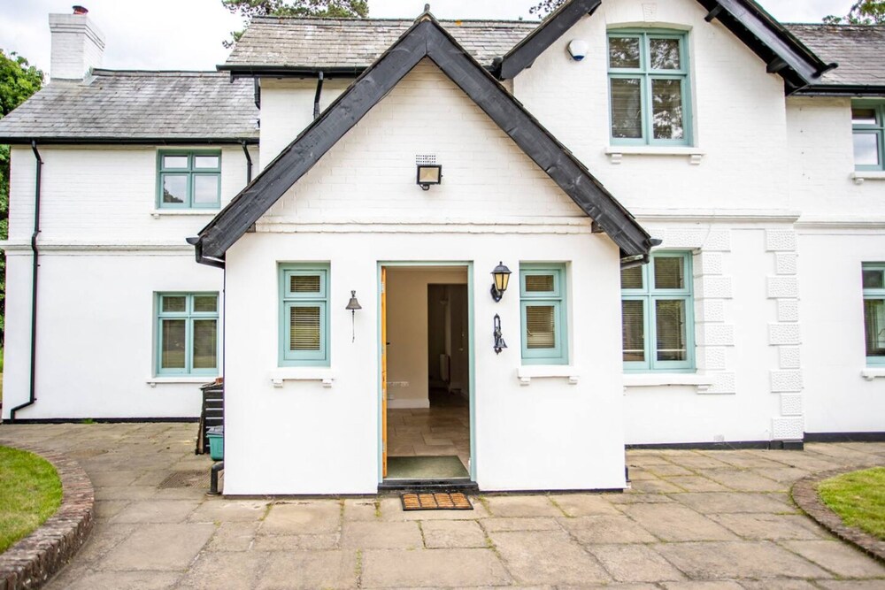 Benhams Country Cottage - From 250 Per Night