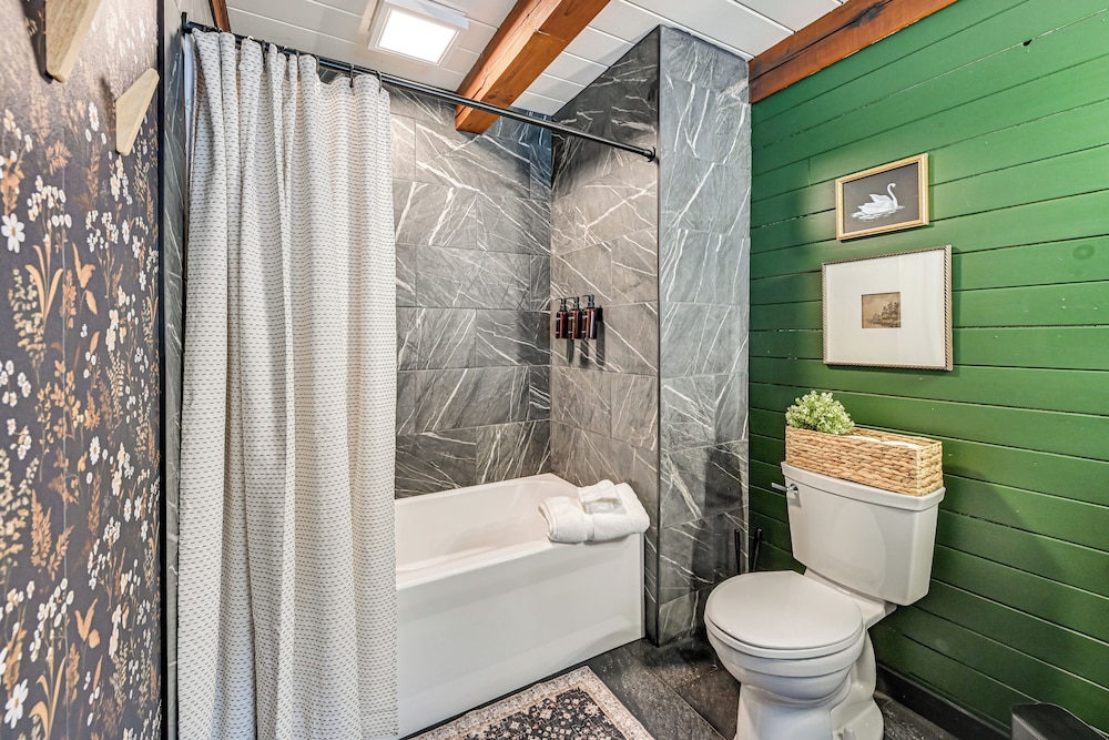 Peaceful Cabin w/ Hot Tub in Dundee: Dogs Welcome