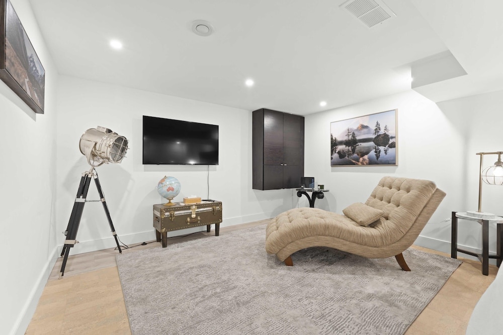 Specious Fully Private Studio apt With Laundry