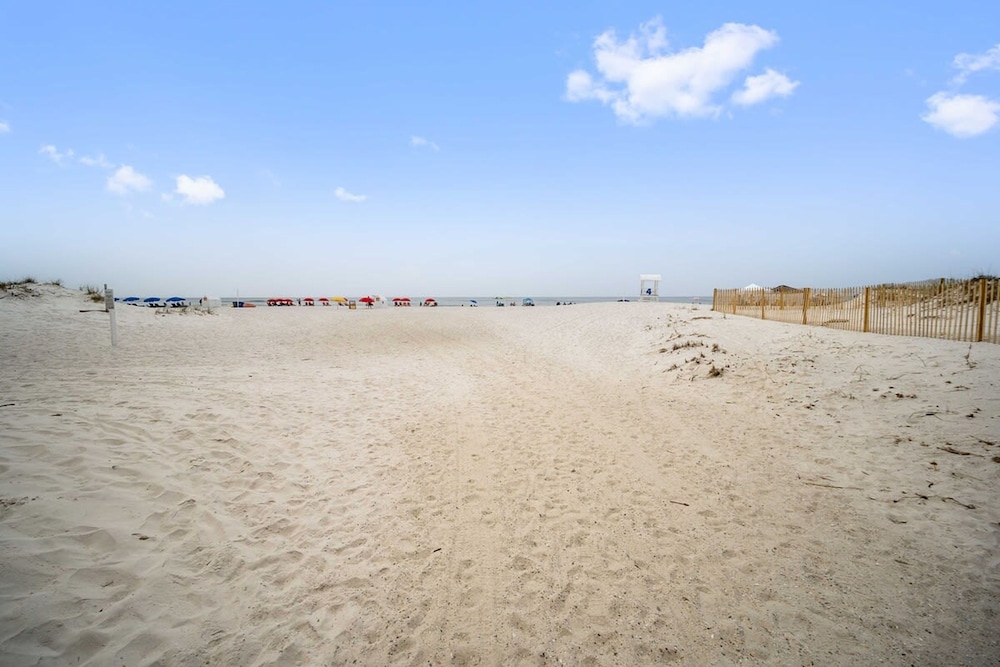 Don t Worry Beach Happy 6 BR 4 BA Sleeps 20