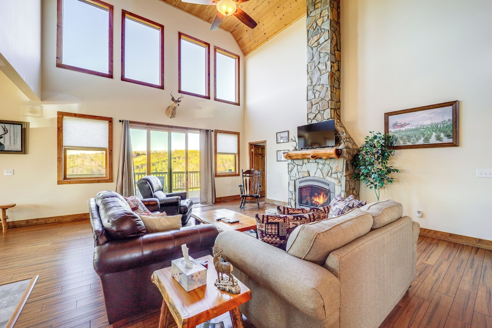 Mountain-view Deck: Group Getaway in Fleetwood
