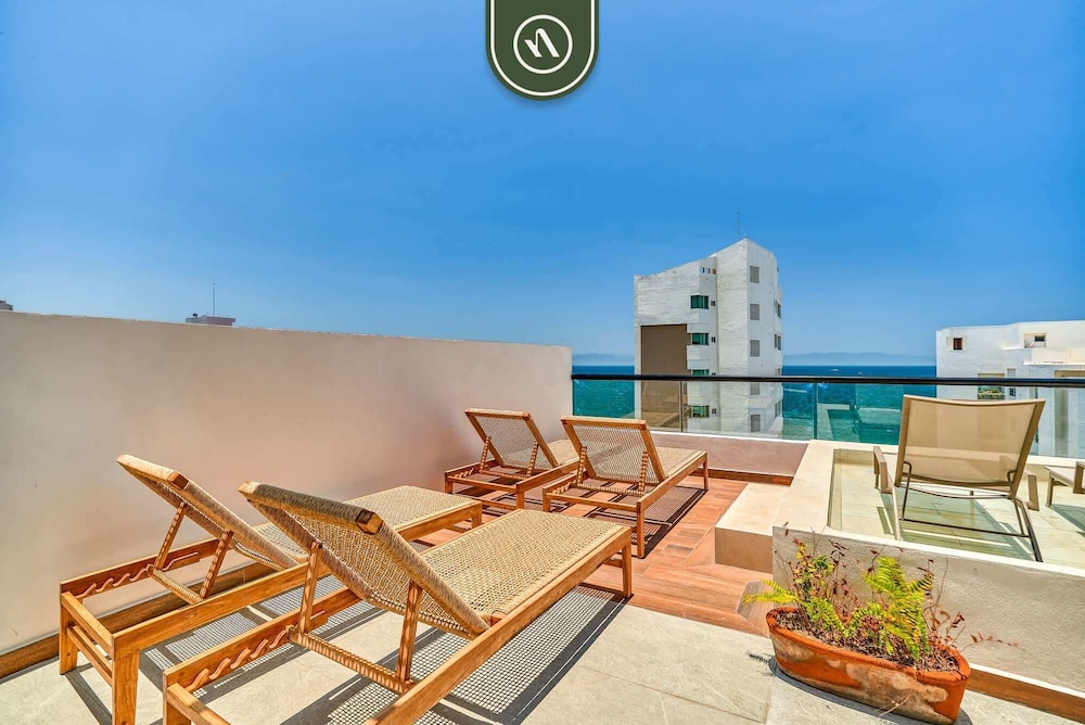 Brand New Studio - 2 Min to Beach - Rooftop Pool