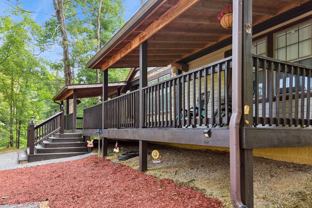 Cozy Cove Escape - Lakeside Retreat 3 Bedroom Cabin