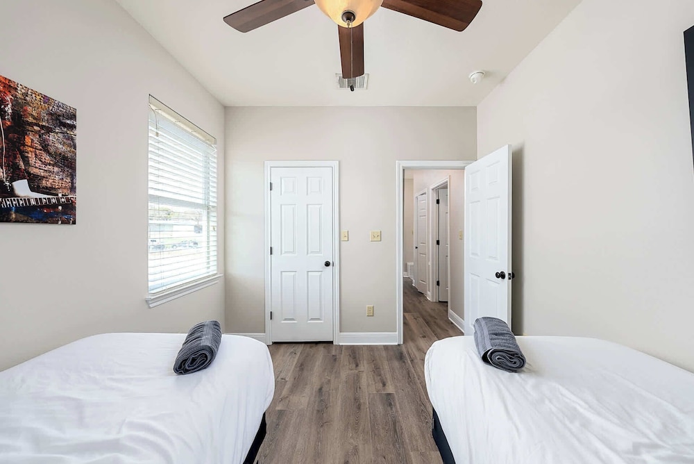 Upstay East Austin Retreat w Yard5min to Downtown