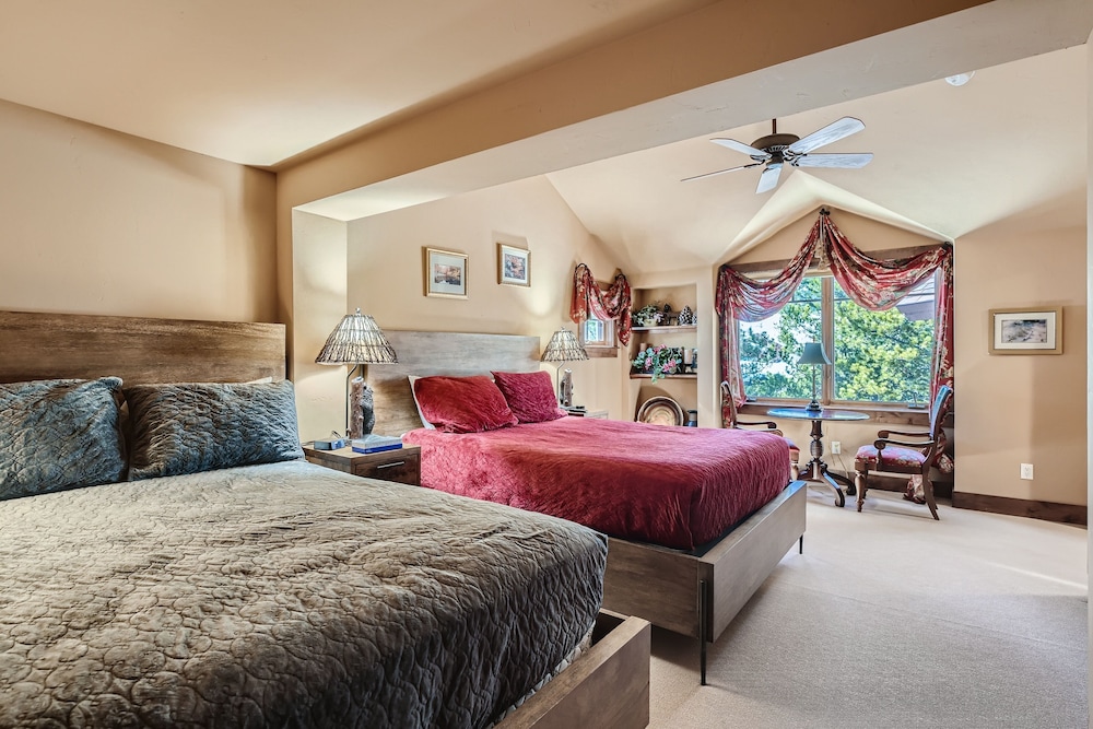 Marksberry Lodge 4 Bedroom Home by RedAwning