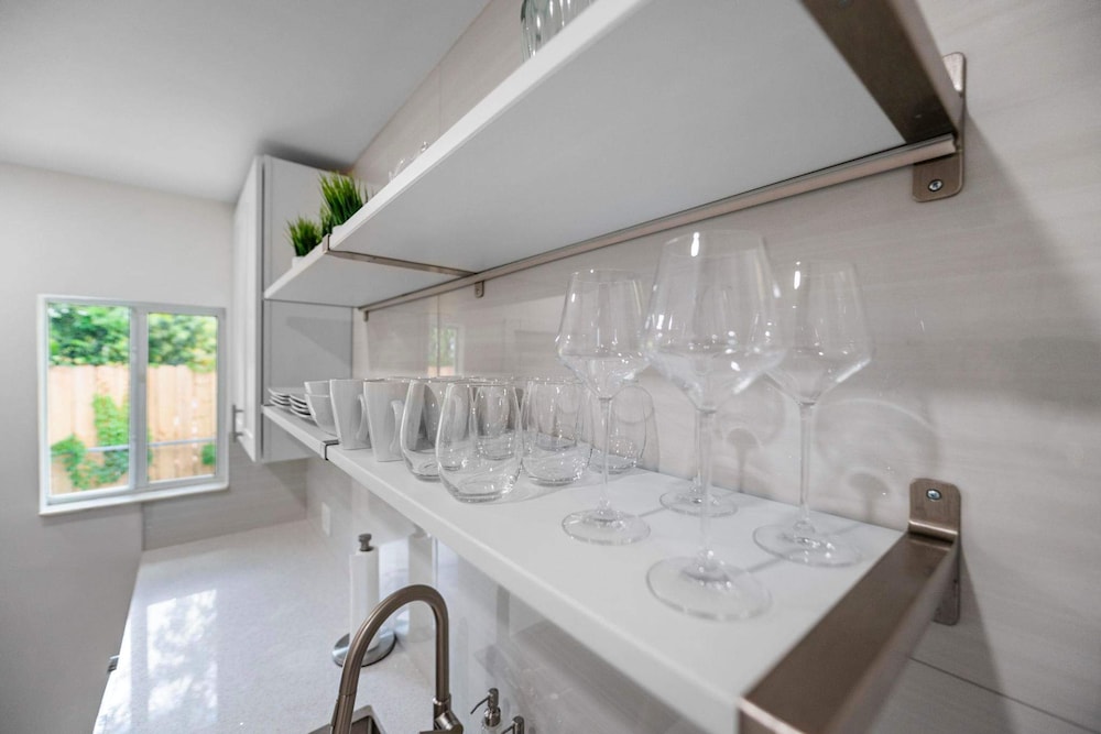 Uhost AI 4-unit Gem Mins to Las Olas Beach