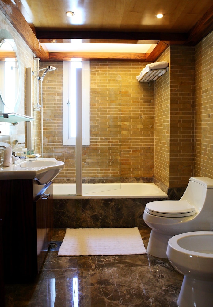 Lahoya Suites