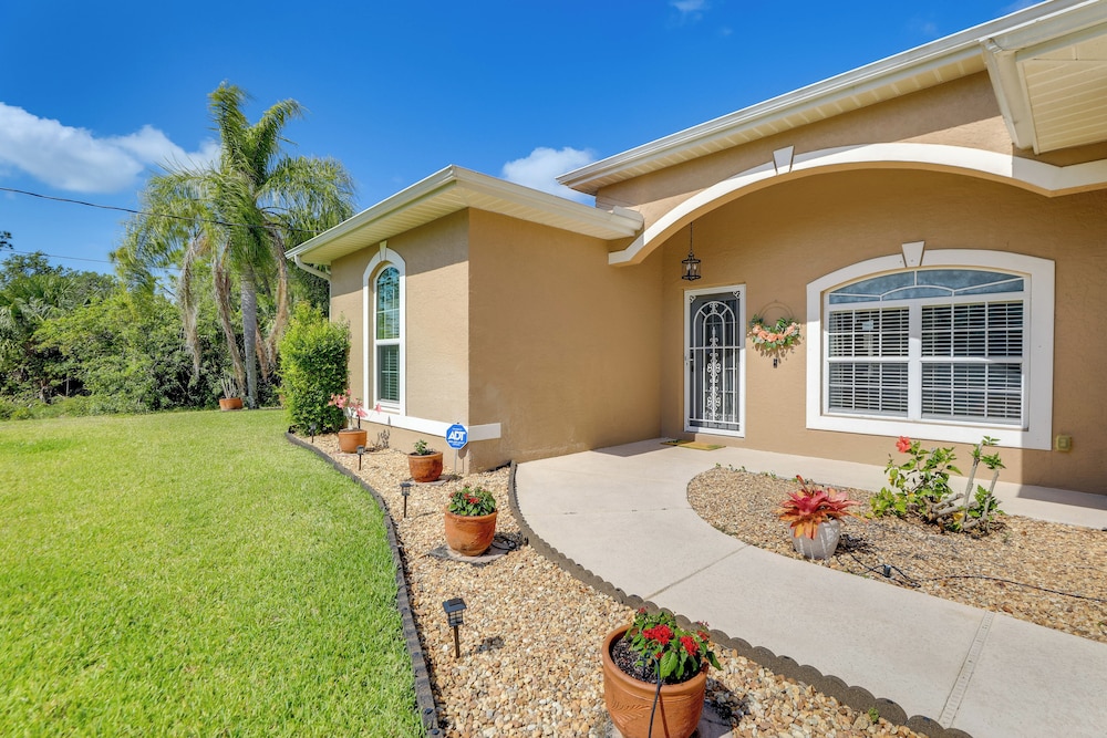 Screened Patio & Canal Views: Home in North Port!
