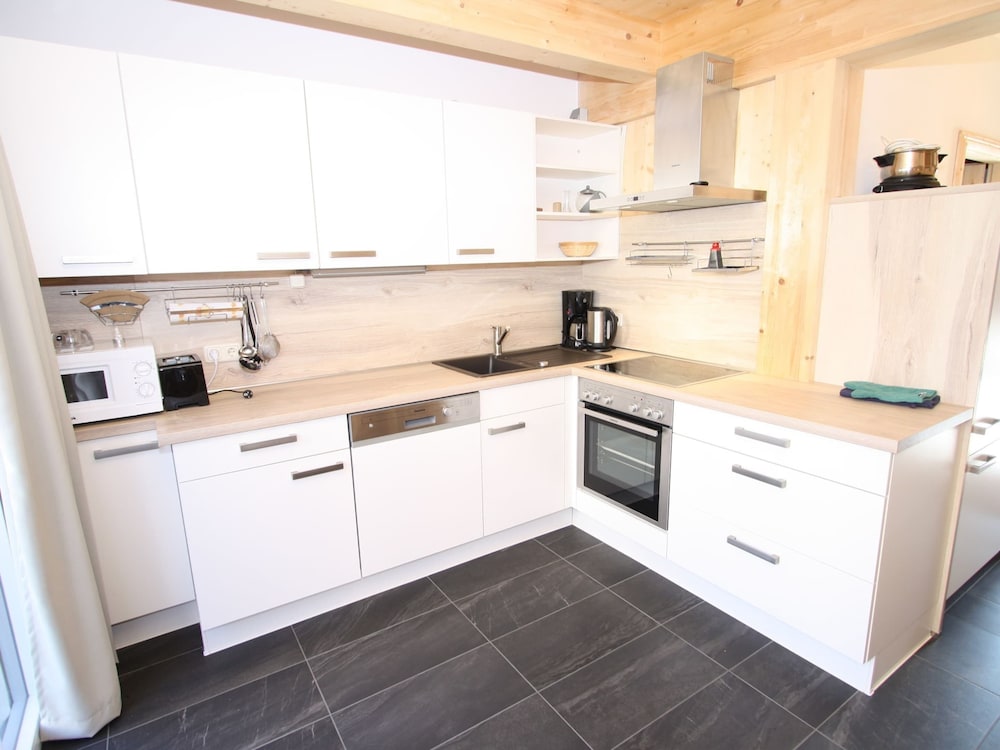 Lavish Wooded Chalet with Sauna & Hot Tub in Hohentauern view 4