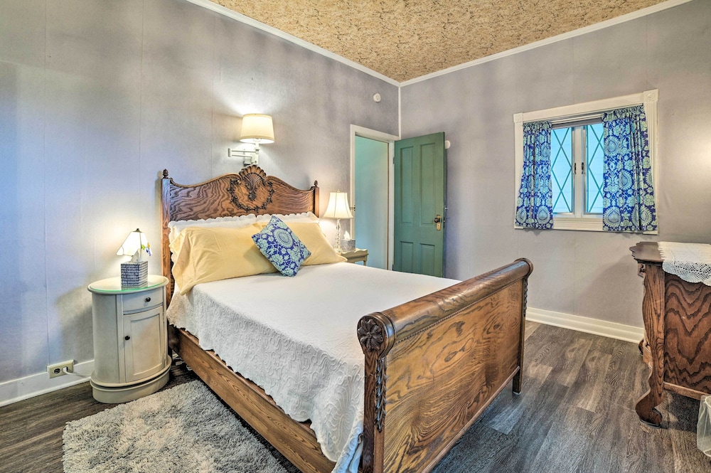 Elegant 1905 Home: Steps to Torch Lake & Dtwn view 4