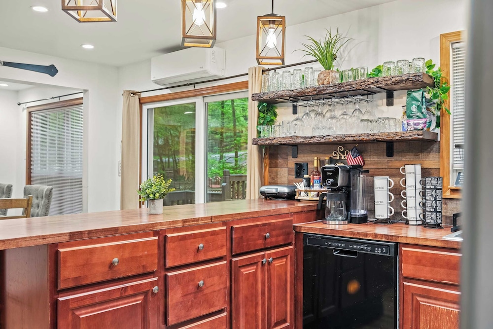 Stylish Mountain Retreat w/ Hot Tub & Firepit Penn Estate Getaway by Avantstay