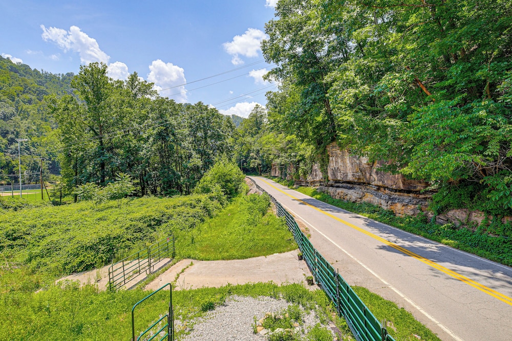 1 Mi to Hatfield-mccoy Trails: Apt in Matewan