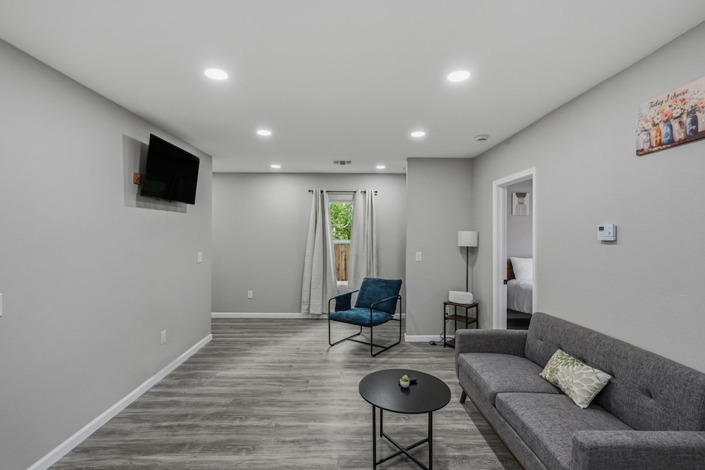 Spacious 3BR Retreat Near Downtown River Walk