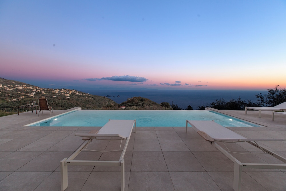 Design Villa With Infinity Pool & Li Galli View