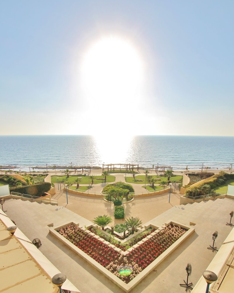Luxurious Sea View 3BR Pool Spa and Gym