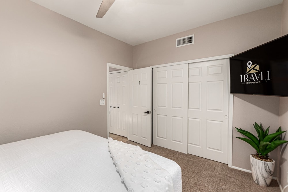 NEW Paradise Park Heated Pool Spa BBQ