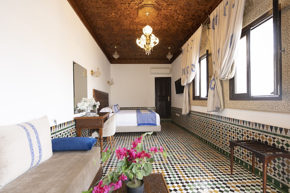 Le Grand Alcazar — 12