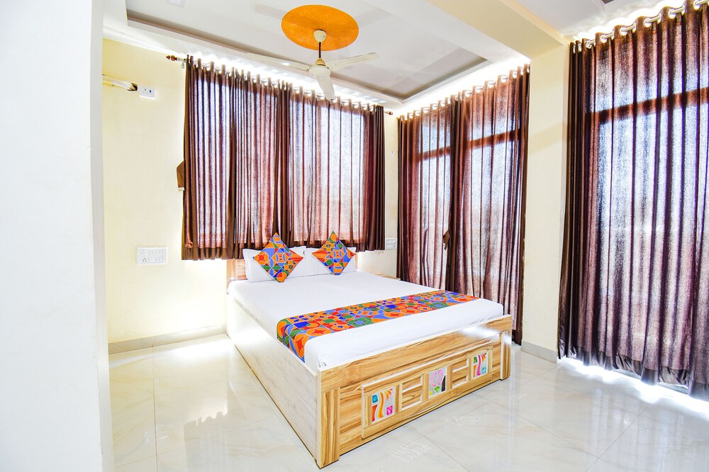 Fabexpress Prajakta Holiday Inn