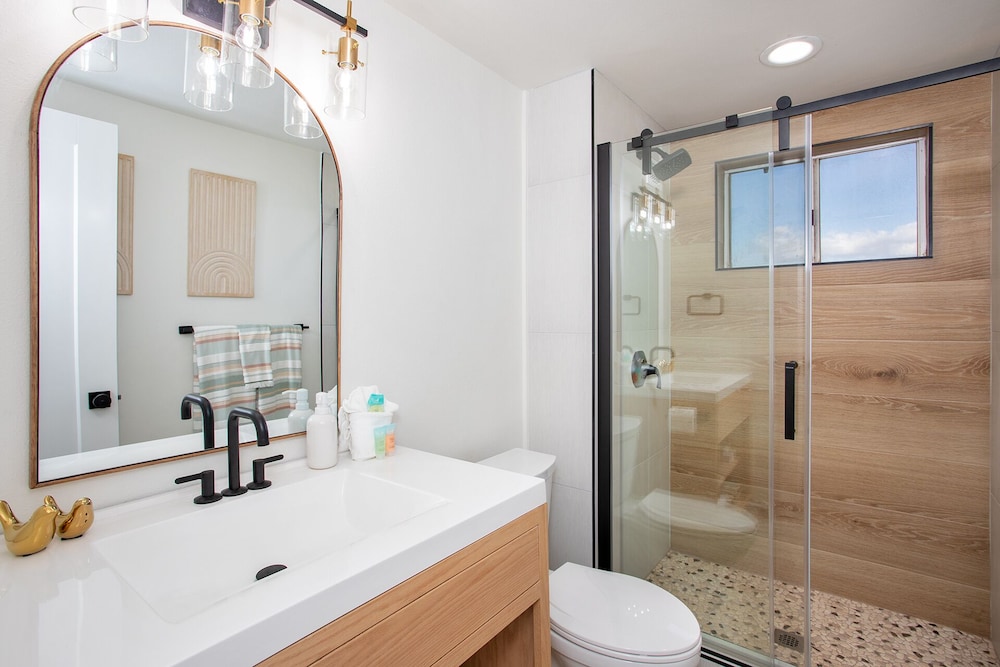 Oceanfront Modern & Elegant Vistas