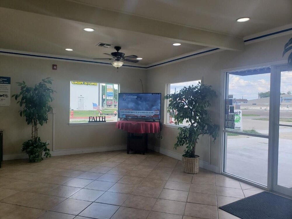 Crossroads Inn & Suites