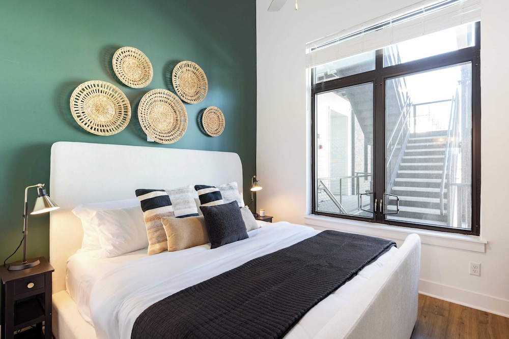13 Modern Condos Near Downtown Nashville 26 Total Bedrooms, Sleeps 90 The Heights by Avantstay