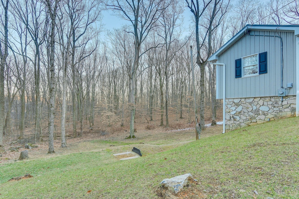Knoxville Vacations - Peaceful Secluded Knoxville Retreat w/ Deck - Property Image 7
