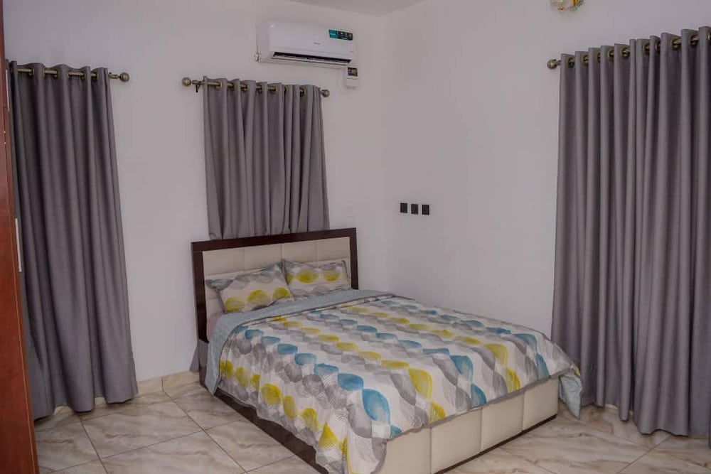 Bamgbose Apartments - Sleeps 2 - Parking - Balcony