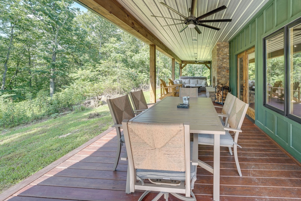 400 Acres on Lavender Mtn: Getaway w/ Hot Tub!