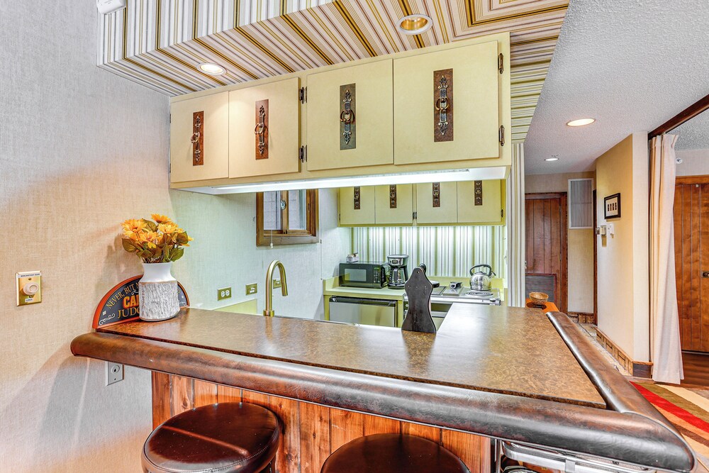 10 Mi to Skiing: Durango Condo w/ Golf Course View