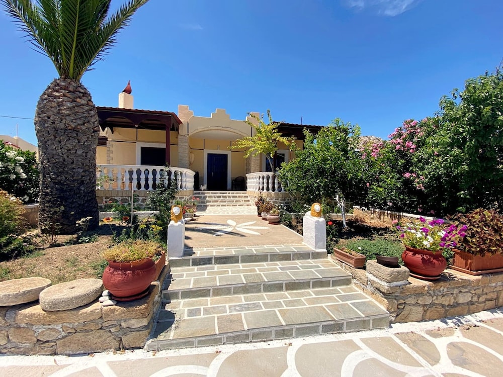 Michail Suites Afiartis Araki