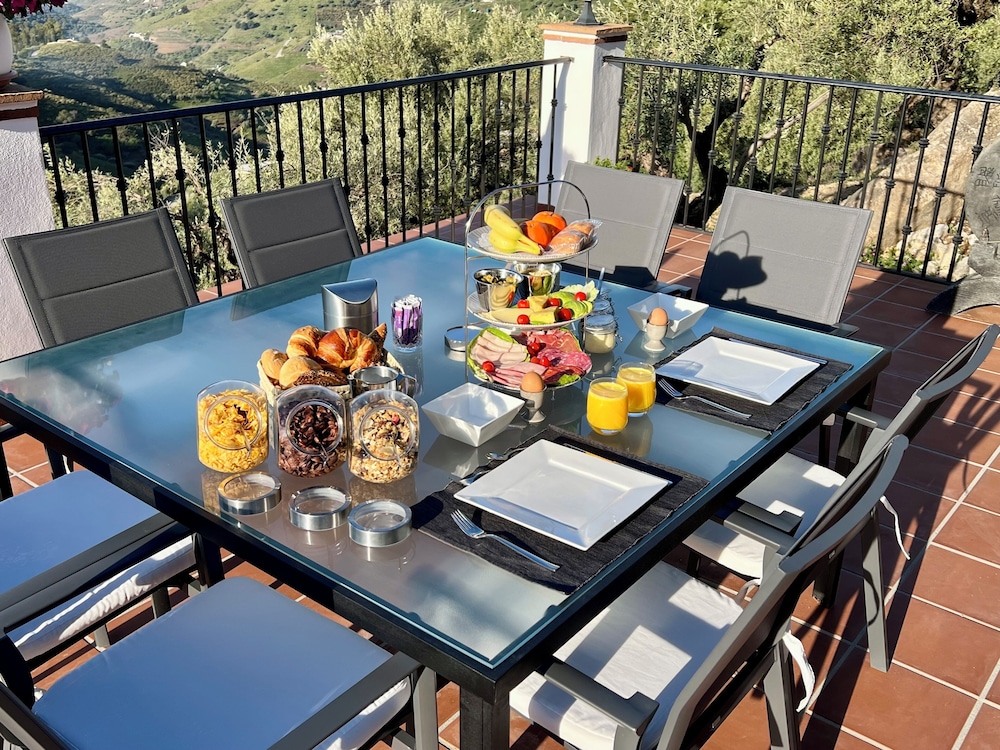 Villa El Dorado B&B and Wellness