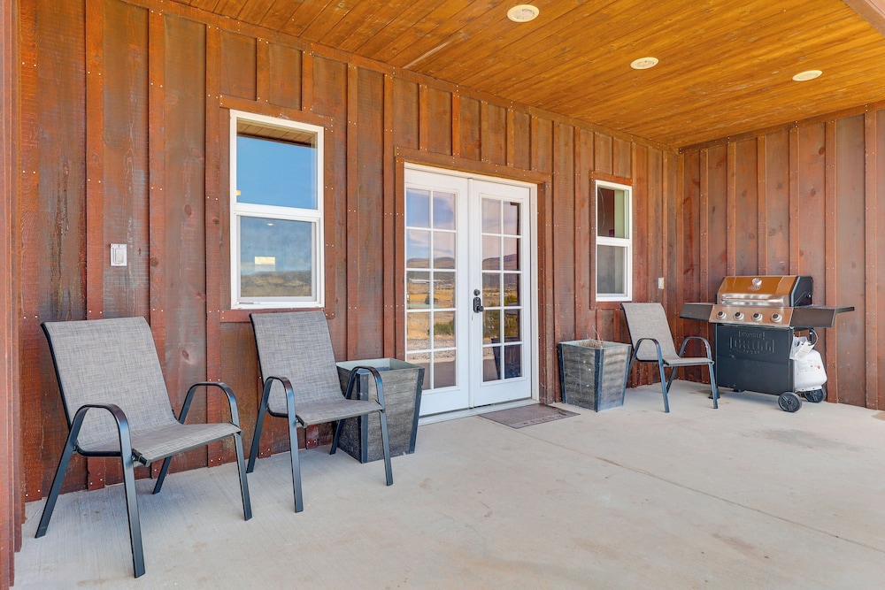 3 Mi to Trails: Secluded Eagar Cabin w/ Mtn Views!