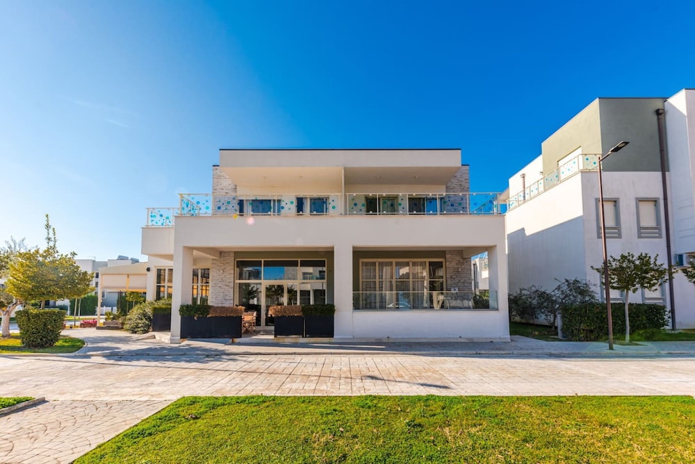 Expansive Apartment With Beach Access - Jasemin