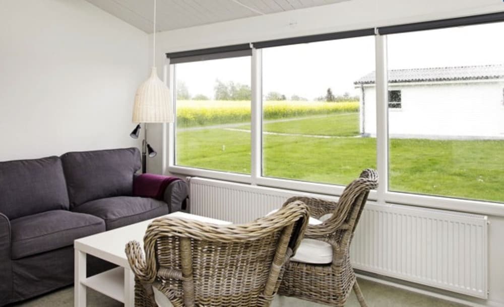 Charming 2-bedroom 12H Ocean Retreat, Summerhouse view 3