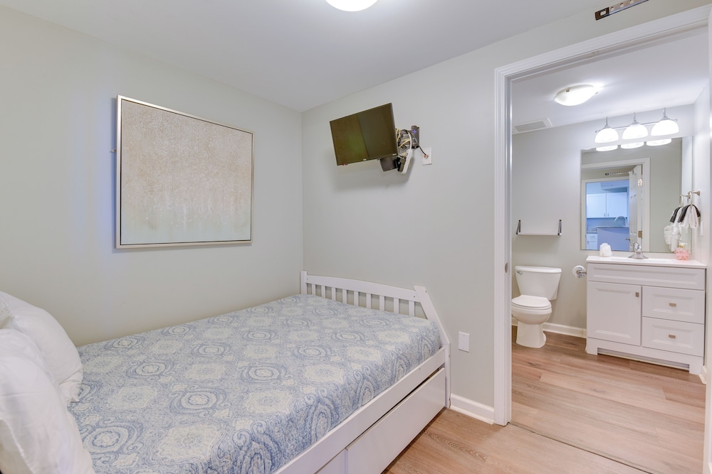Walk to White-sand Beach: Resort Condo in Destin!