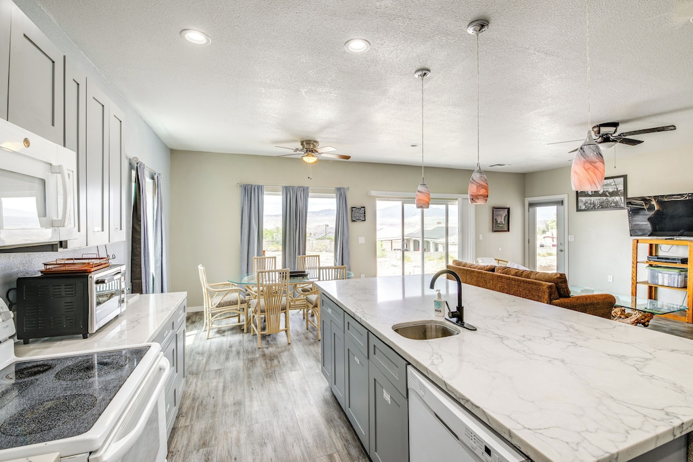 4 Mi to Casinos: Mtn-view Home in Bullhead City!