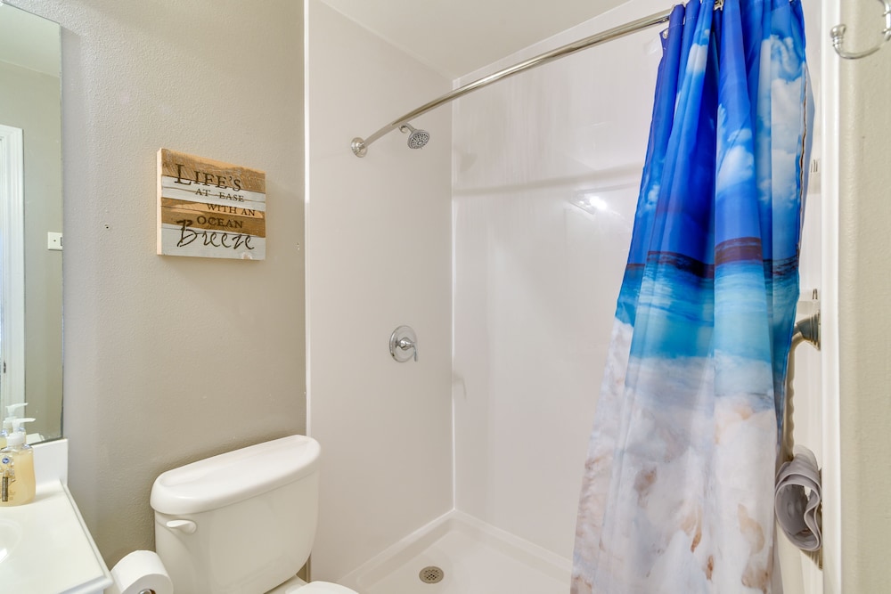 Galveston Getaway: Spacious Home < 1 Mi to Beaches