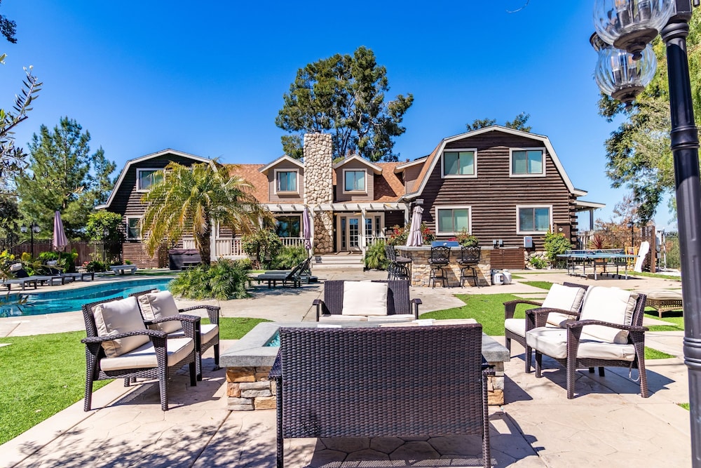 Chateau Syrah by Avantstay Picturesque Estate w Pool Hot Tub Pool Table Table Tennis New Pickleball Court Basketball Hoop