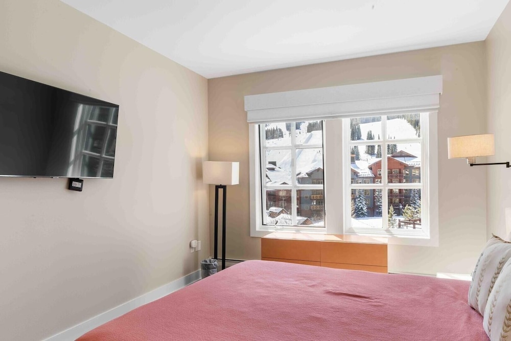 Passage Point 405 3 Bedroom Condo by RedAwning view 3