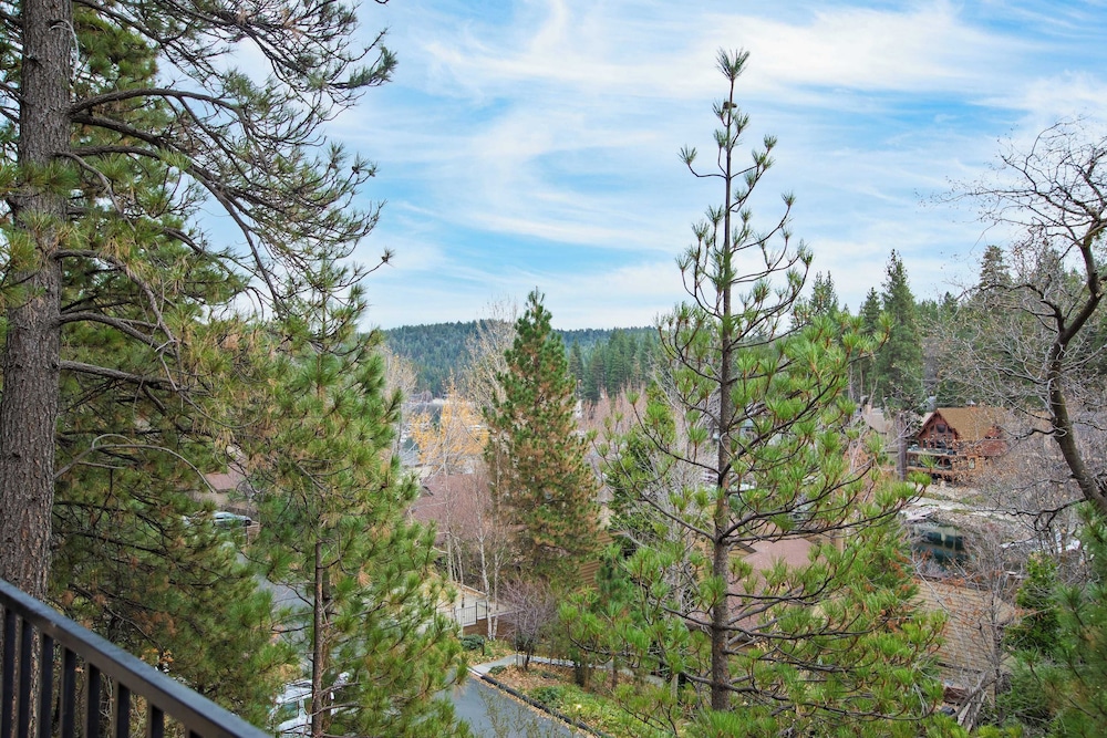 Arrowhead Lakeside Escape by Avantstay 3min Walk to Lake, Private Beach Access
