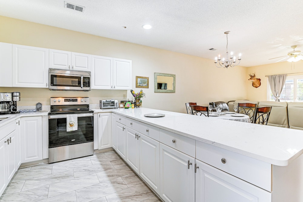 6 Mi to Myrtle Beach Hot Spots: Cozy Condo!
