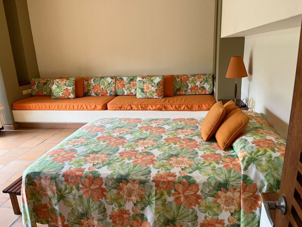 w Astonishing 5BR House w Pool in Anapoima