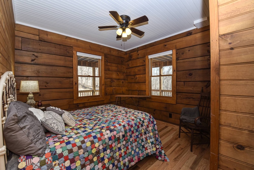 Deer Haven by Avantstay Cabin w/ Pond, Waterfall view 3