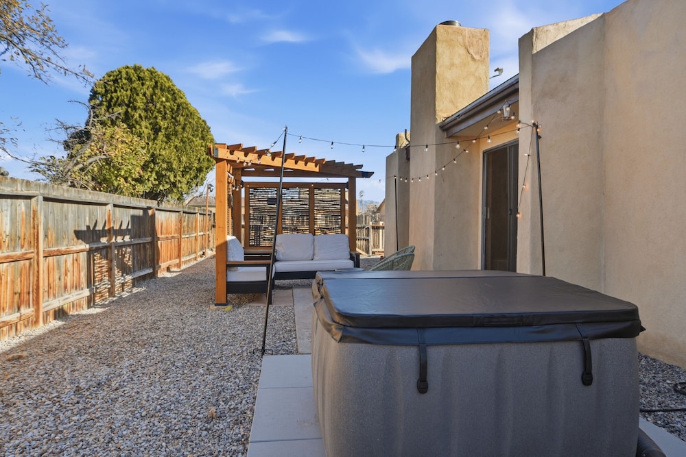 Albuquerque Escape Hot Tub + Atrium 4 Bedroom Home
