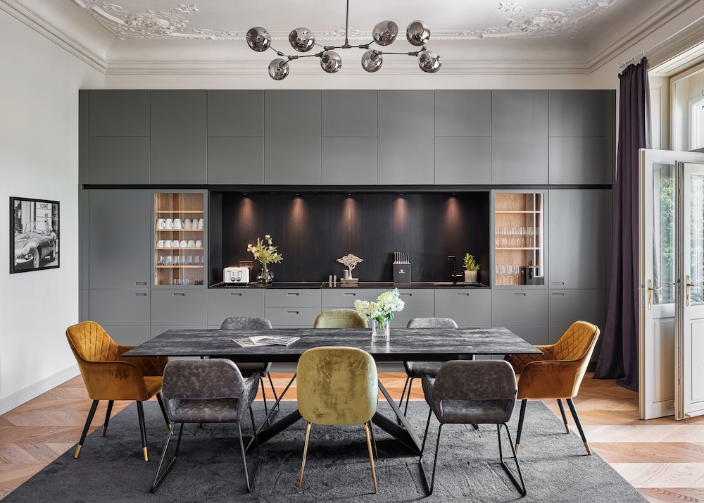 MN6 Luxury Suites by Adrez Living