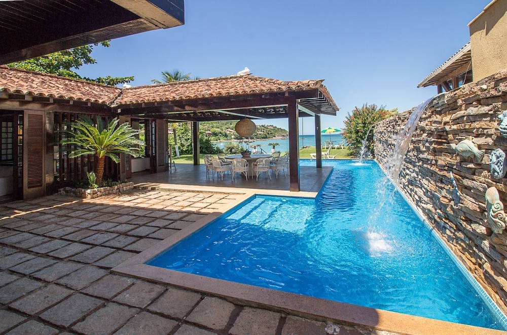 Casa com Cinco Quartos Pé na Areia