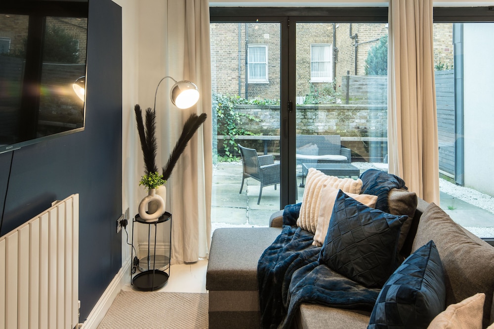 Charming 2-bed House in Central