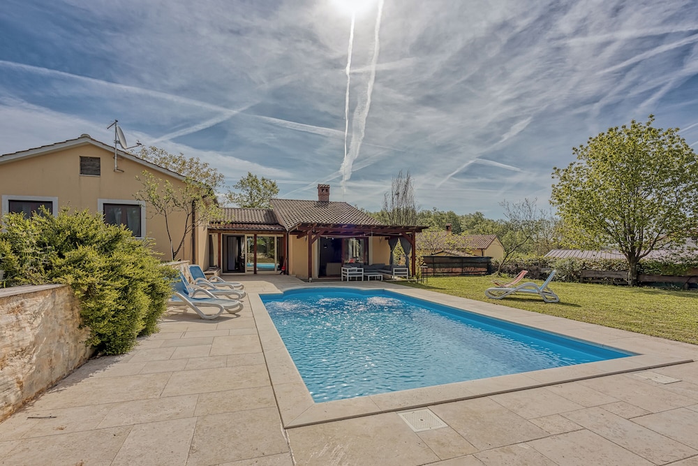 Villa Simac With Pool and Whirlpool