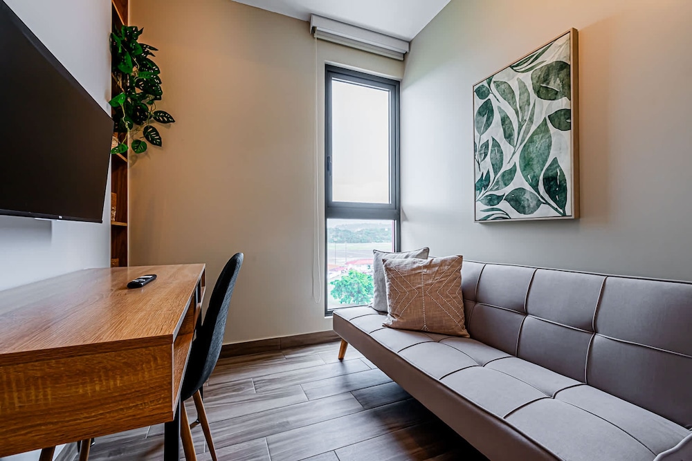 w Regal 1BR w Great Deco in Centriqo