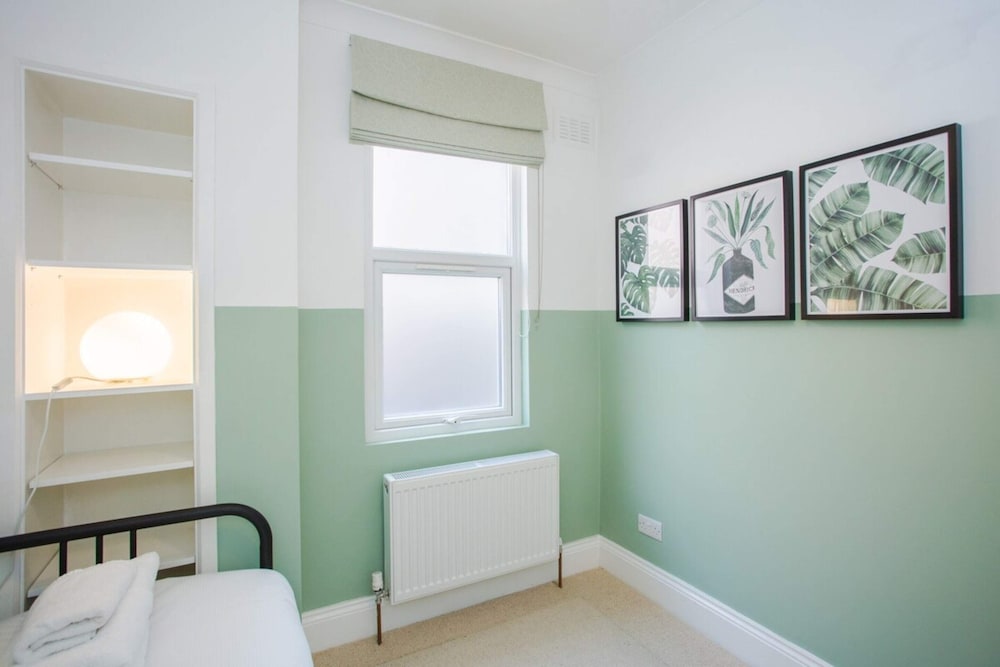 Stylish & Modern 3 Bed Flat in NW London With Garden
